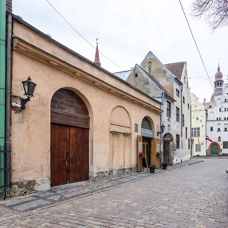 The Fourth Brother 아파트